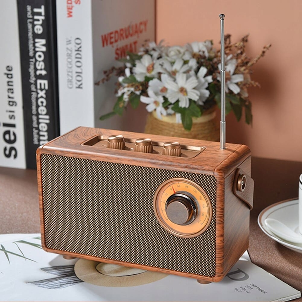 Radio player u retro dizajnu starinski drveni mini mali