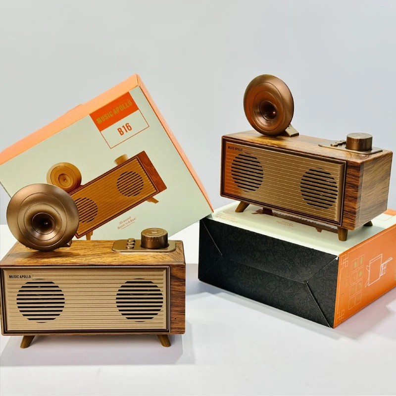 mini mali stari drveni radio izrađen od drveta retro vintage dizajna