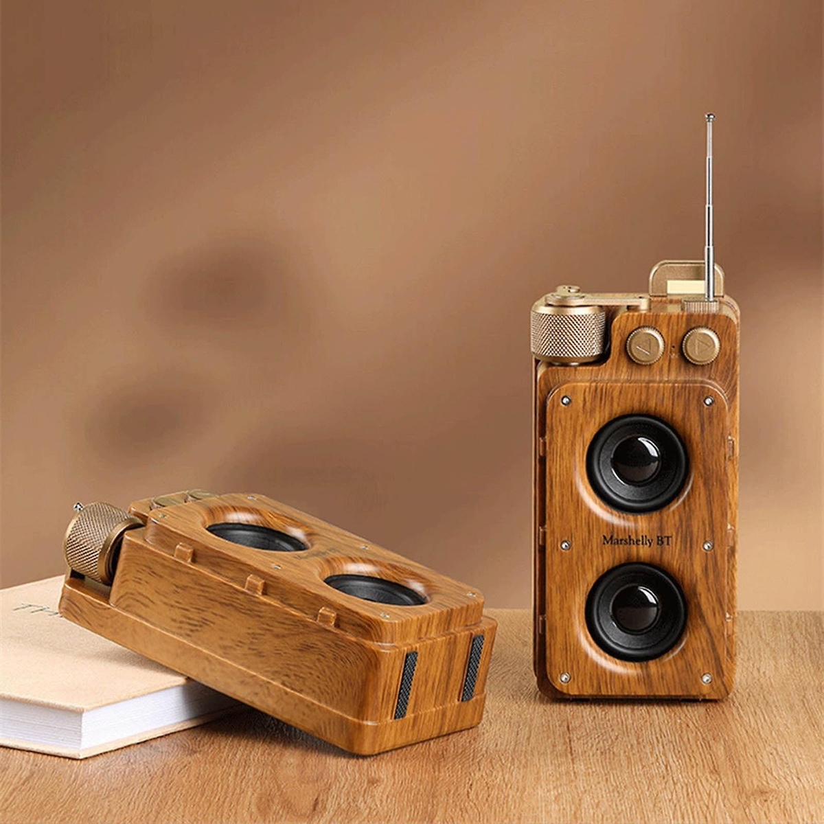 mali prijenosni retro vintage drveni radio